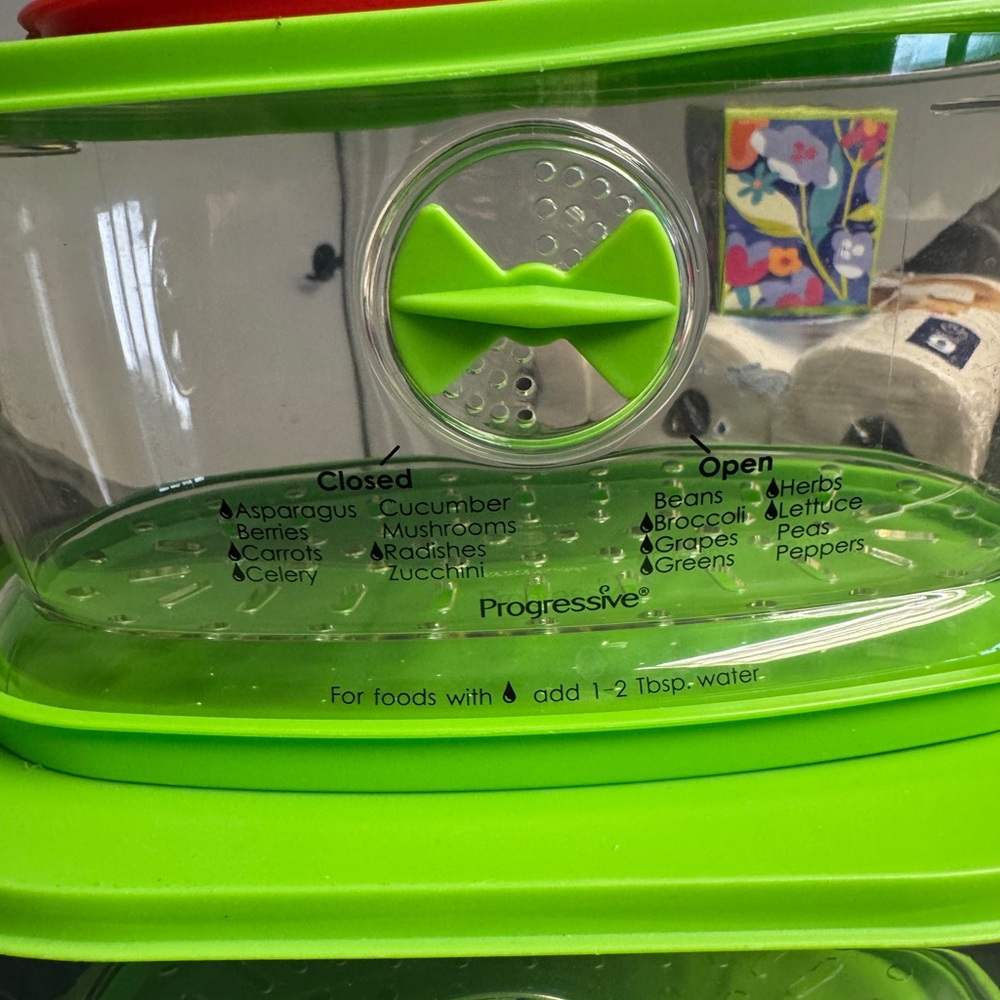 Green and Red Food Storage Containers - Picture 5 of 6